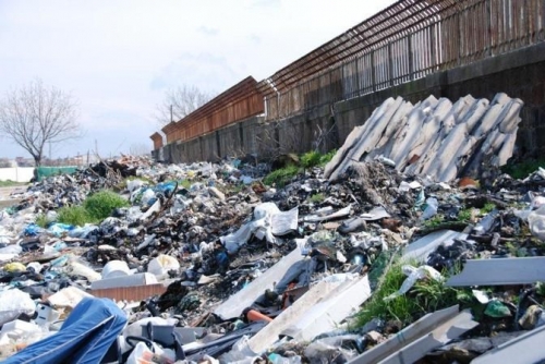 Dieci anni dopo, l’Italia commissaria le discariche abusive