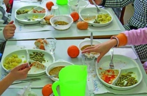 Nelle scuole i bambini mangiano male e sprecano troppo
