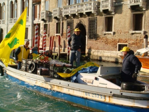 Frutta e verdura gratis lungo il Canal Grande