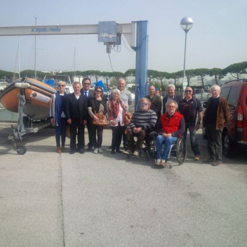Lions Club Jesolo dona gommone alla onlus “Uguali nel Vento”