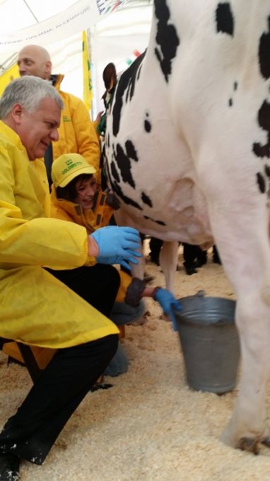 En plein di ministri alla maximungitura organizzata da Coldiretti 