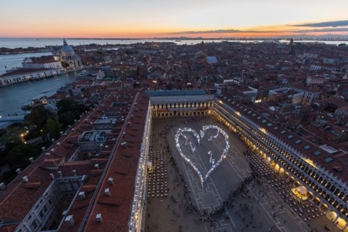 Venezia rivelata: un enorme cuore bianco in Piazza San Marco