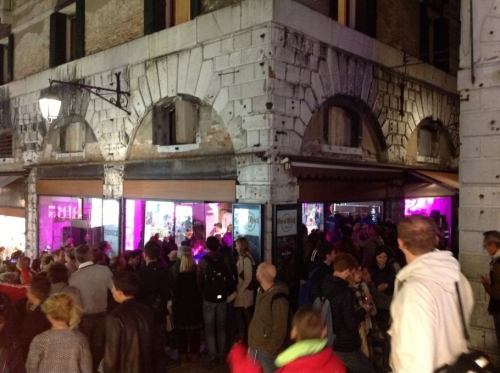 L’Hard Rock Cafe si tinge di rosa alla Venezia Fashion Night