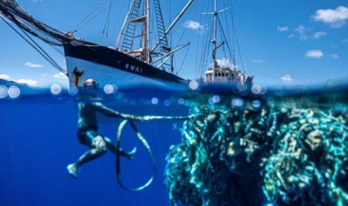La plastica avvelena l’oceano: nel 2050 peserà più dei pesci