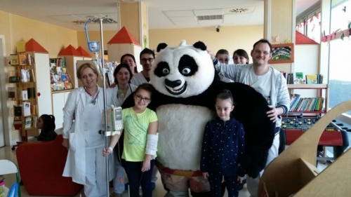 Il mitico protagonista di Kung Fu Panda 3 abbraccia i bambini della Pediatria all’Angelo