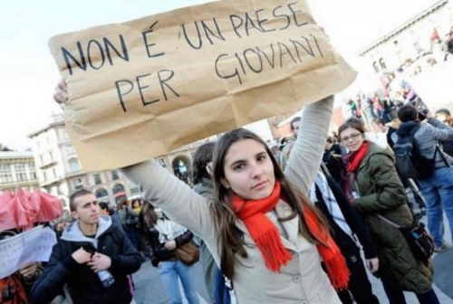 Troppi giovani in Italia sono poveri (e studiano poco)