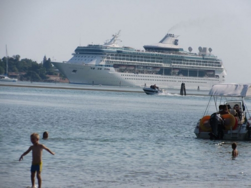 Alcune domande sul traffico delle grandi navi che transitano in laguna a Venezia