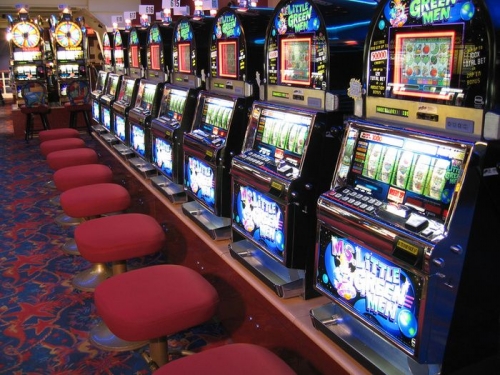 Slot machine, affare per lo Stato. Il Governo in campo contro i Sindaci